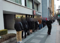 「くすりの福太郎 九段北店」でマスク購入のために行列