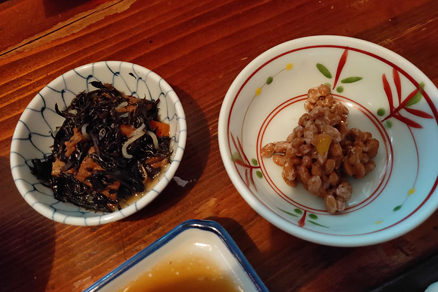 「あて 煮込 肴」で「煮付定食[小鯛](900円)」のランチ| 市ヶ谷マガジン