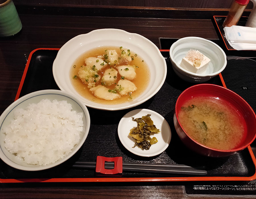 「食彩料理 やま咲」で「白身魚の煮おろし定食(890円)」のランチ