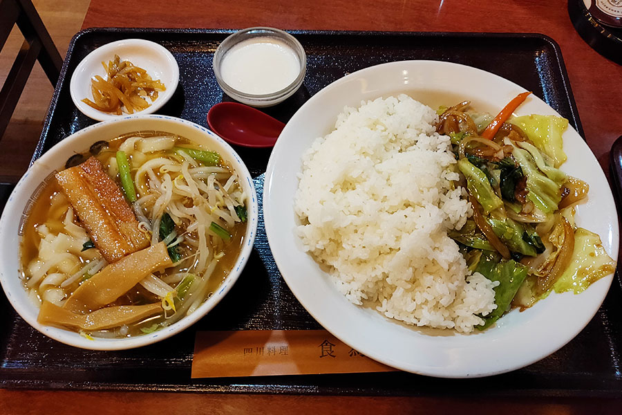 「四川料理 食為鮮 麹町店」で「豚肉・野菜スタミナ丼+半醤油刀削麵(950円)」のランチ