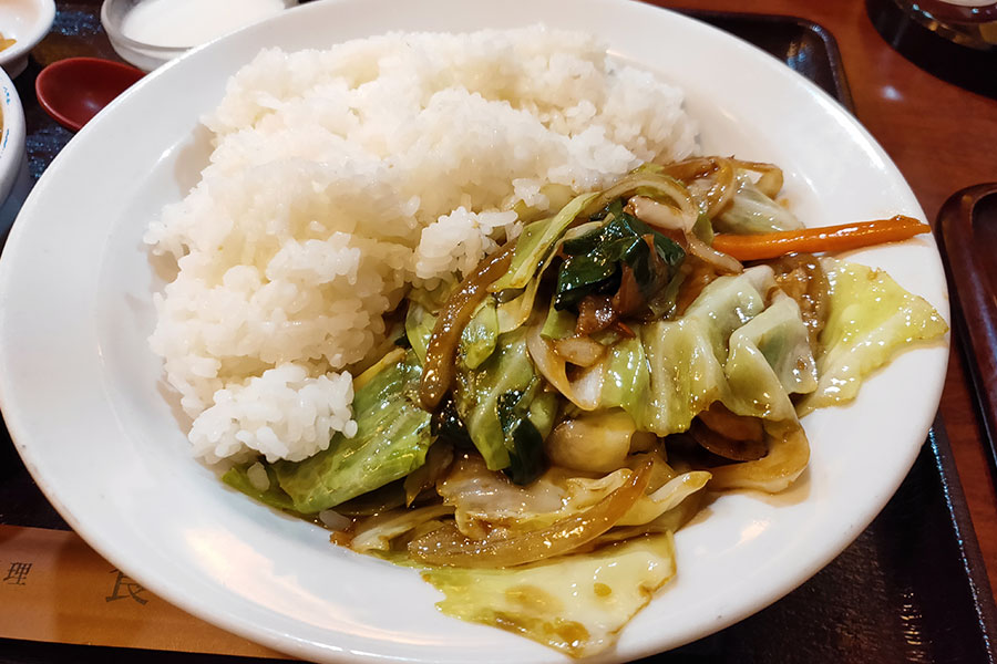 「四川料理 食為鮮 麹町店」で「豚肉・野菜スタミナ丼+半醤油刀削麵(950円)」のランチ