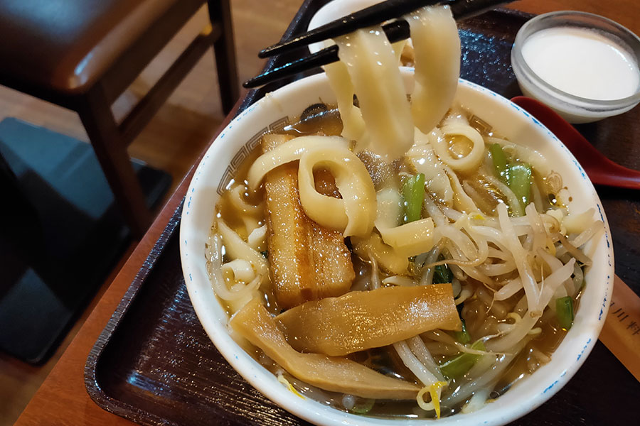 「四川料理 食為鮮 麹町店」で「豚肉・野菜スタミナ丼+半醤油刀削麵(950円)」のランチ