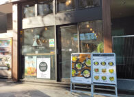 「HIGH FIVE SALAD 市ヶ谷店」で「合鴨の燻製とハニーナッツのパワーサラダ[R](858円)」