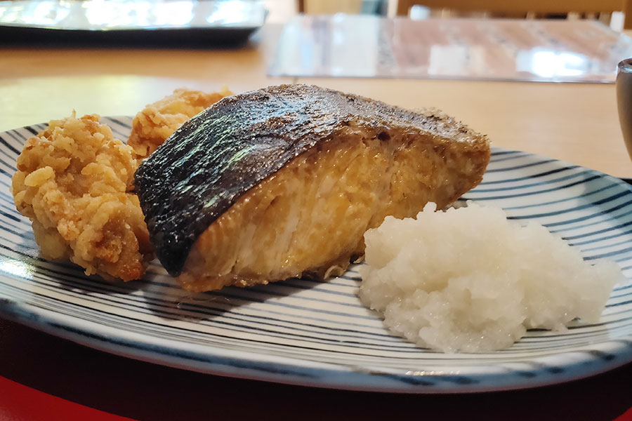 「いしやん」で「焼き魚と唐揚げ定食(900円)」のランチ[四谷三丁目]