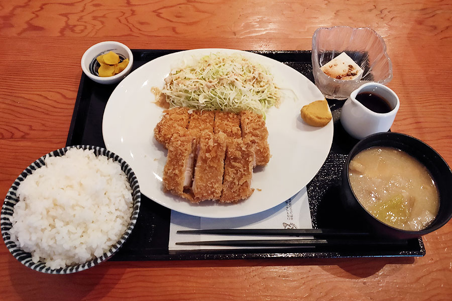 「ICHI(イチ)」で「豚バラかつ定食(1,050円)」のランチ[麴町]