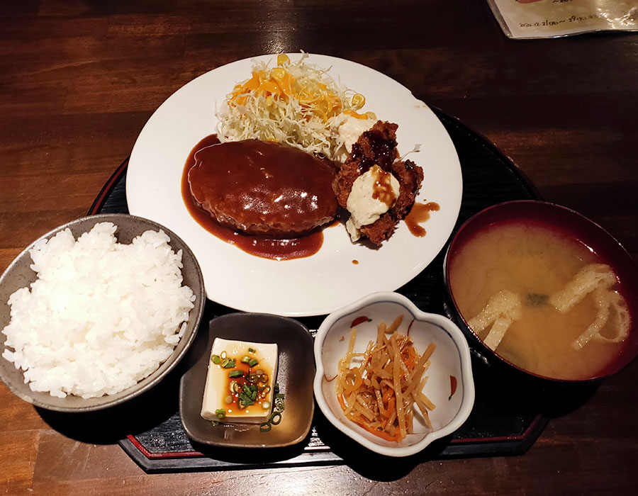 ハンバーグ&カキフライ定食(950円)