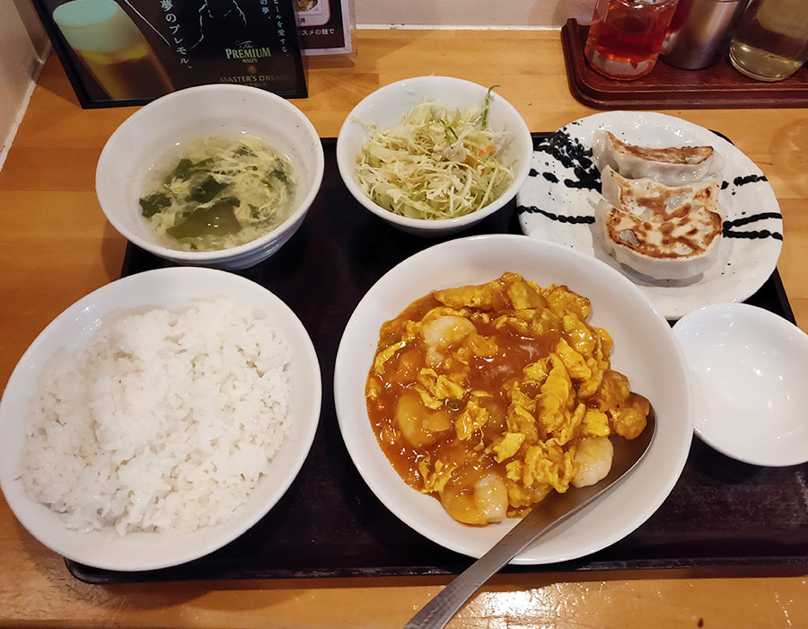 「安安餃子房」で「玉子とエビのチリソース炒め+餃子(900円)」のランチ
