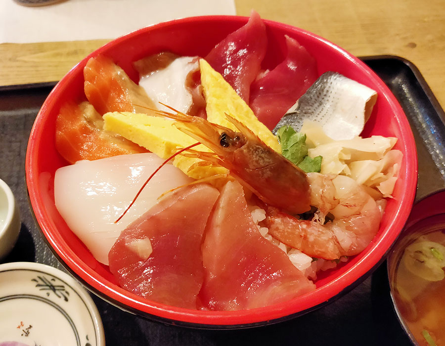 「魚八 麹町店」で「海鮮丼(900円)」のランチ