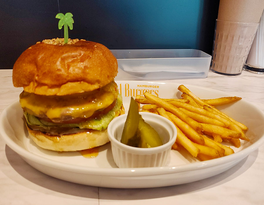 「アイランドバーガーズ 市ヶ谷店(Island Burgers)」で「パイナップルチーズバーガー(1,490円)」のランチ