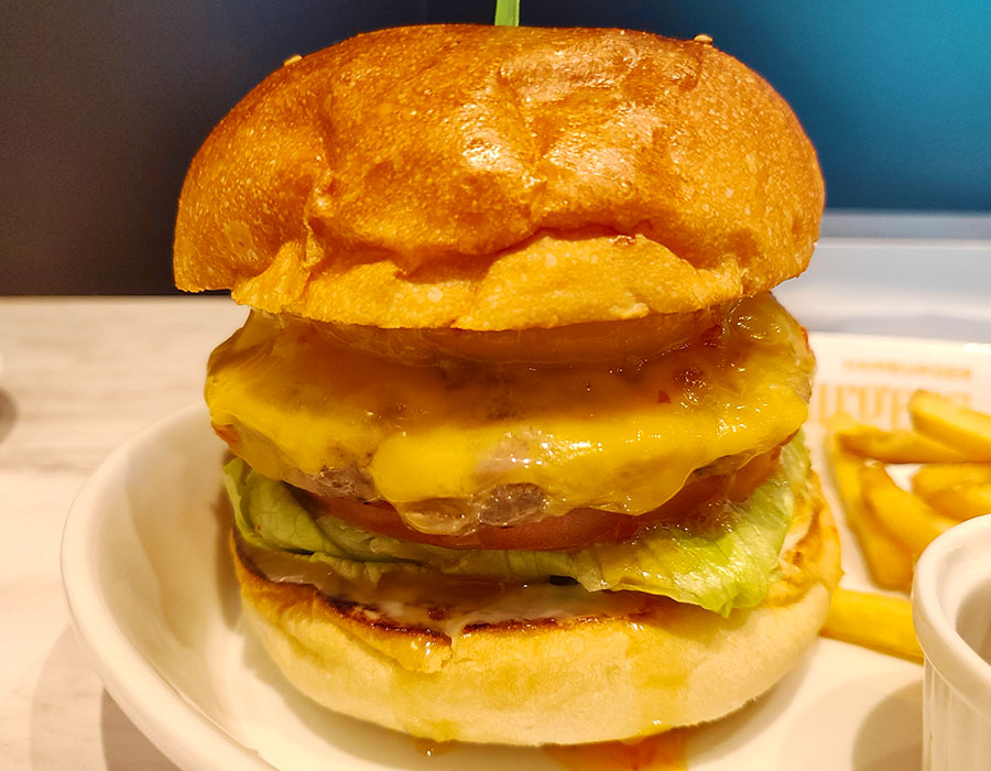 「アイランドバーガーズ 市ヶ谷店(Island Burgers)」で「パイナップルチーズバーガー(1,490円)」のランチ