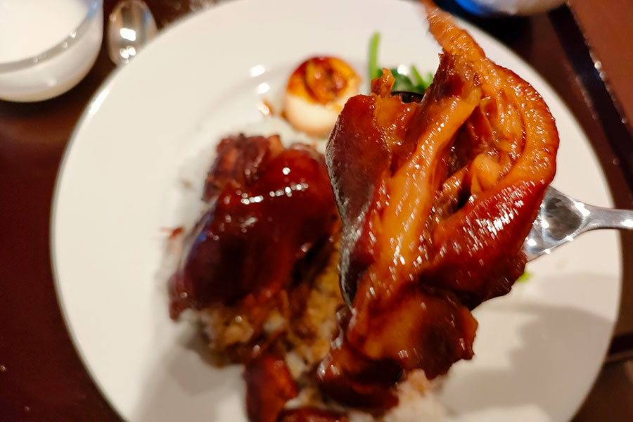 「森 中国餐館」で「味付け豚足丼[猪脚飯](900円)」のランチ